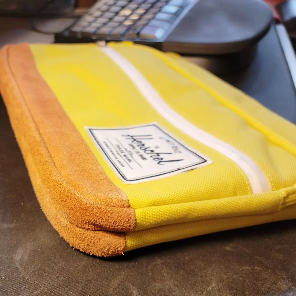 Authentic Herschel Pop Quiz Three-Pocket Tablet Sleeve, EUC - extremely rare